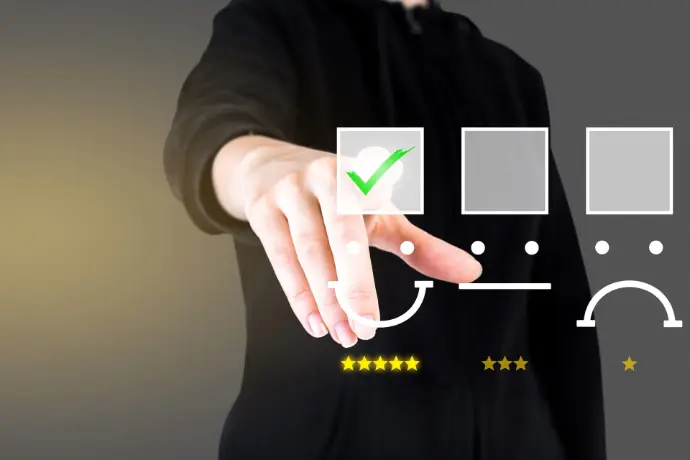 Personne cliquant sur le symbole check sur un écran tactile